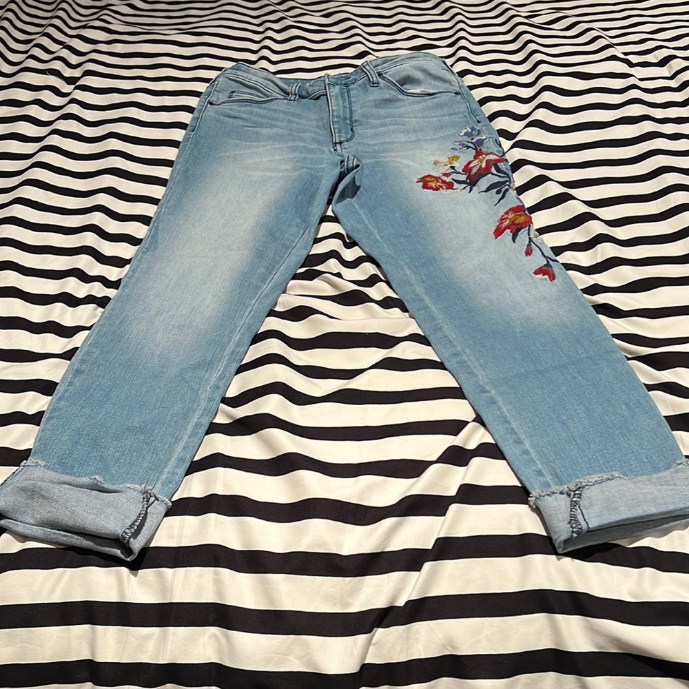 Embroidered Universal Thread crop jeans